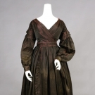 FIGURED IRRIDESCENT SILK DAY DRESS, 1835-1840